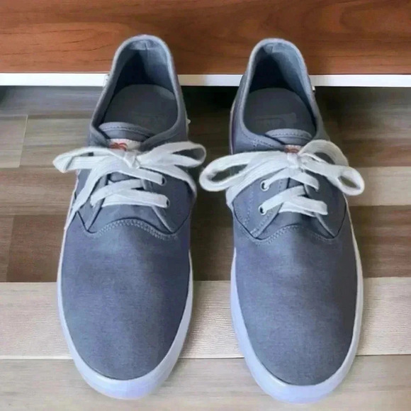 Quicksilver Men's Sz 10 Light Blue Lace-Up Canvas Sneakers. Excellent Condition - Picture 1 of 4